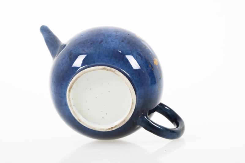 Een porseleinen poudreblue theepot met verguld decor.