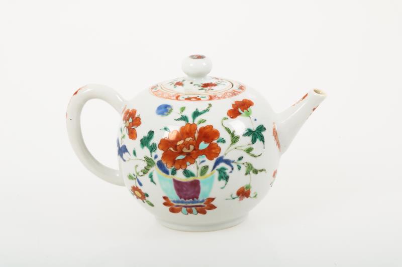 Een porseleinen theepot met floraal decor. China, 18e eeuw.