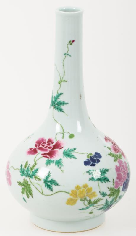 Een porseleinen flesvormige vaas met bloemendecor. China, 20e eeuw.