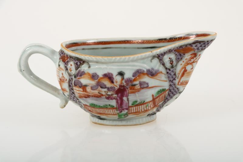 Een porseleinen sauskom met Chine de comande decor. China, 18e eeuw.