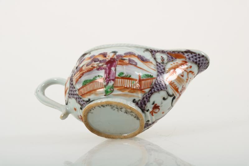 Een porseleinen sauskom met Chine de comande decor. China, 18e eeuw.