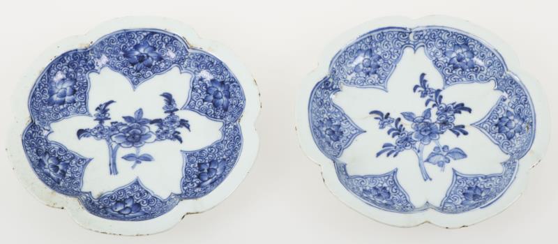 Een set van twee porseleinen schaaltjes in lotusvorm. China, Qianglong.