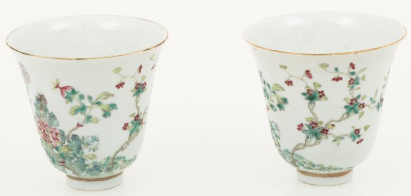 Een set van (2) porseleinen cups met floraal decor, gemerkt Yongzheng. China, 19e eeuw.