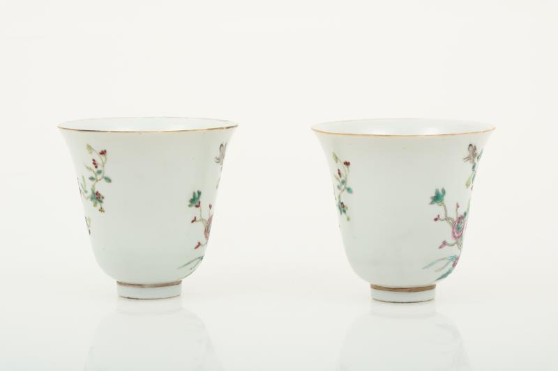 Een set van (2) porseleinen cups met floraal decor, gemerkt Yongzheng. China, 19e eeuw.