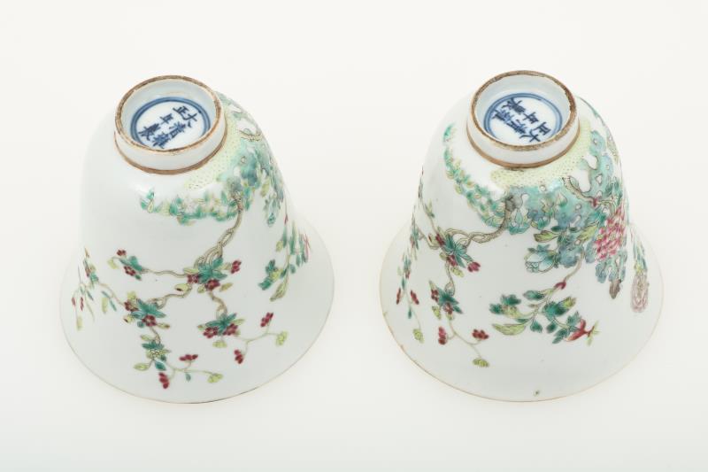 Een set van (2) porseleinen cups met floraal decor, gemerkt Yongzheng. China, 19e eeuw.