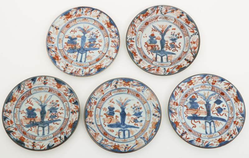 Een set van (5) porseleinen borden met Imari decor. China, 18e eeuw.