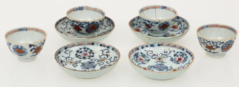 Een lot van (4) kop en schotels met famile rose decor. China, 18e eeuw.