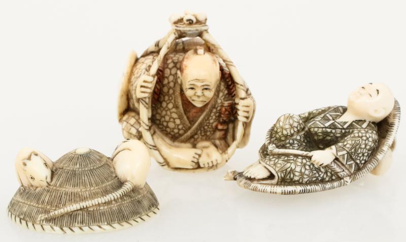 Een lot van (3) ivoren netsuke's, waaronder een slapend kindje. Japan, circa 1920.