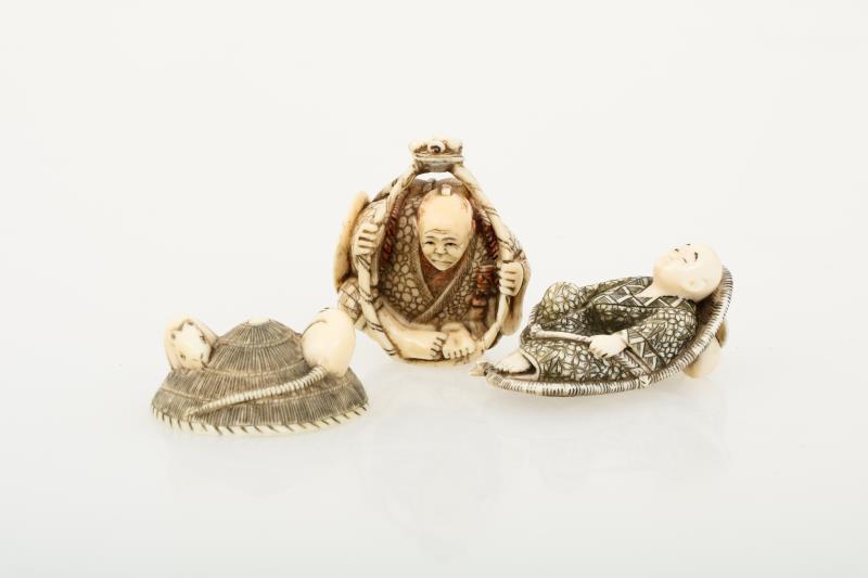 Een lot van (3) ivoren netsuke's, waaronder een slapend kindje. Japan, circa 1920.