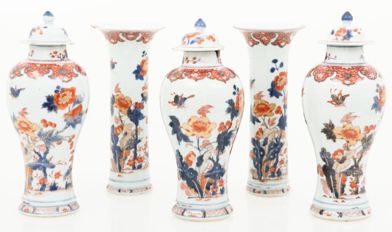 Een (5) delig porseleinen kaststel met Imari decor. China, 18e eeuw.