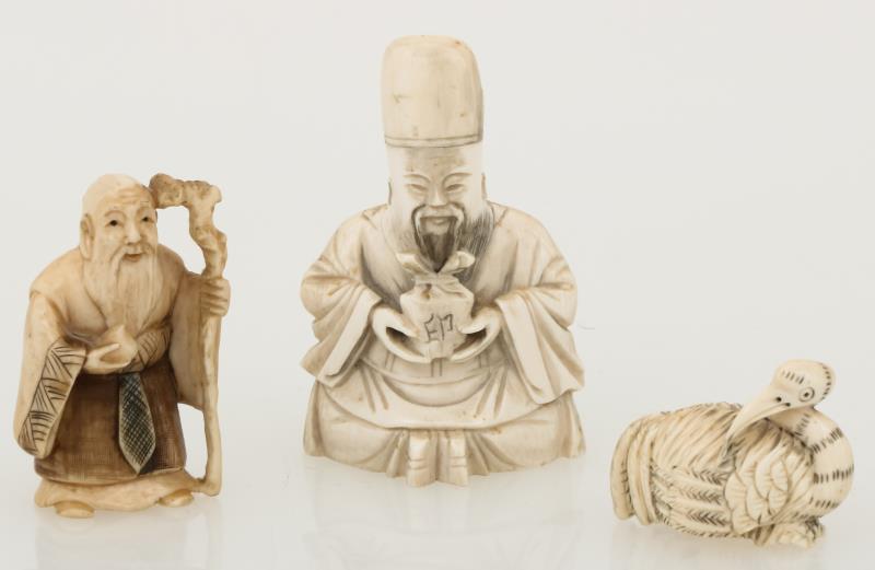 Een lot van (3) diverse ivoren netsuke's. China/Japan, circa 1900.