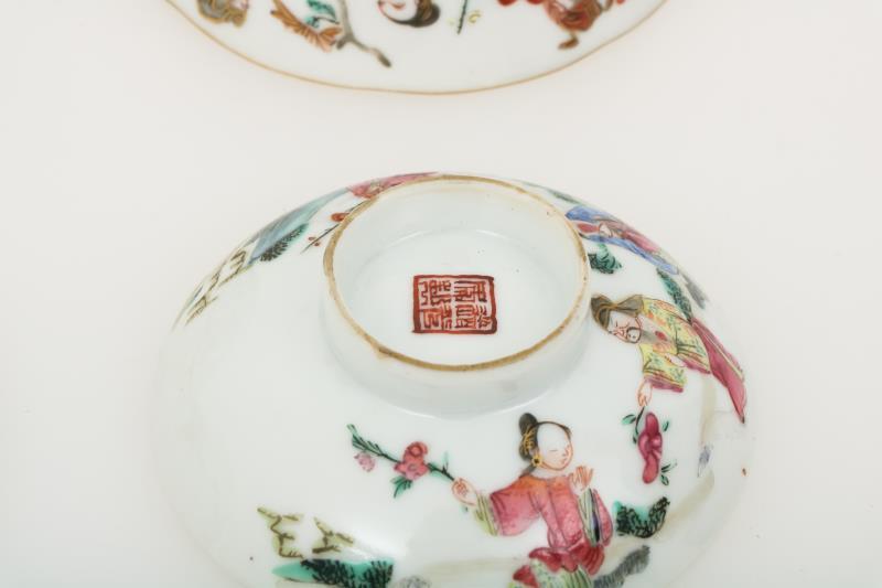 Een set van (2) porseleinen Qiangjang cai dekselkommen met decoren van diverse figuren. China, 19e eeuw.