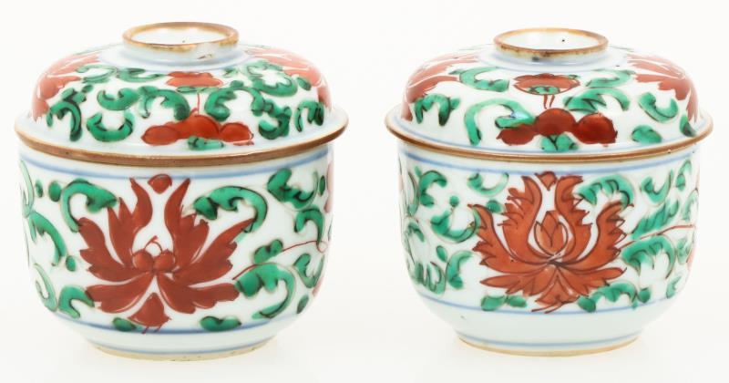 Een set van (2) dekselptojes met wucai decor. China, 19e eeuw.