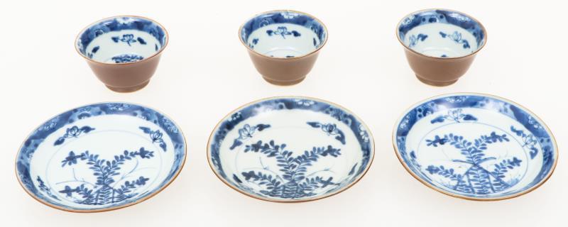 Een set van (3) porseleinen capucijner kop en schotels met floraal decor. China, 18e eeuw.