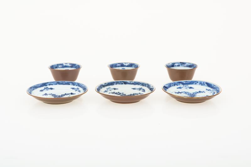 Een set van (3) porseleinen capucijner kop en schotels met floraal decor. China, 18e eeuw.