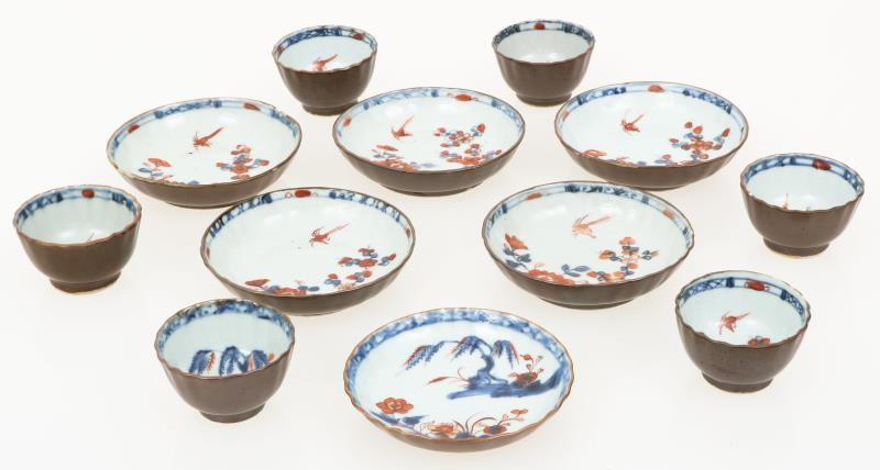 Een set van (6) porseleinen capucijner kop en schotels met Imari decor.China, 18e eeuw.