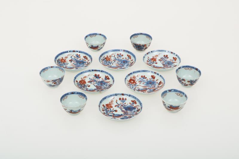 Een lot van (6) kop en schotels met Imari decor. China, 18e eeuw.