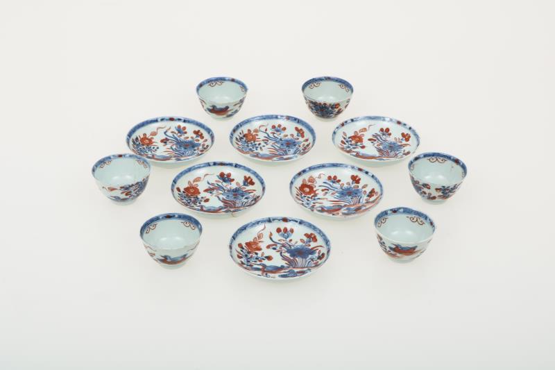 Een lot van (6) kop en schotels met Imari decor. China, 18e eeuw.