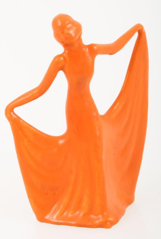 Eta Lempke (1909-1991), Een oranje vormstuk van een danseres, Kon. Plateelfabr. Gouda, 1e helft 20e eeuw.