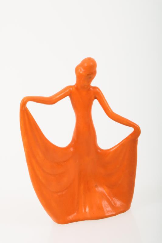 Eta Lempke (1909-1991), Een oranje vormstuk van een danseres, Kon. Plateelfabr. Gouda, 1e helft 20e eeuw.