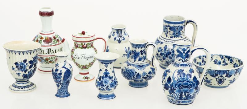 Een lot (7) diverse Delftse blauw-witte vazen en kruiken en daarbij een kom, gemerkt: Porceleyne Fles, Delft. Holland, 20e eeuw.