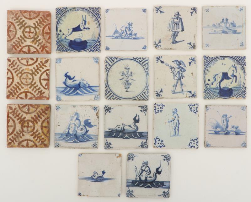 Een lot (17) diverse tegels, waaronder Delft. Met decor van vissen en zeemonsters, Holland, 17e eeuw en later.