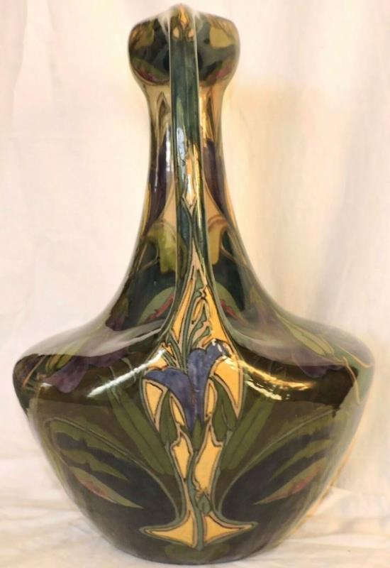 Een (PZH) Zuid Holland plateel Gouda polychroom gedecoreerde Jugendstil vaas met bloemdecoraties . Gemaakt rond 1910-1920.