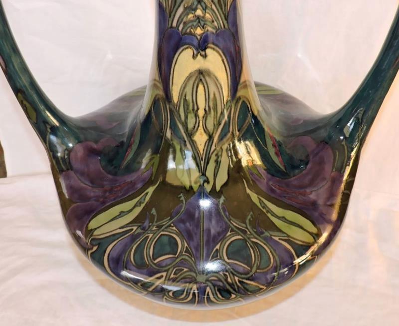 Een (PZH) Zuid Holland plateel Gouda polychroom gedecoreerde Jugendstil vaas met bloemdecoraties . Gemaakt rond 1910-1920.