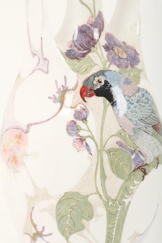 Plateelbakkerij Rozenburg - Eierschaal porseleinen siervaas met handbeschilderd met decor van bloemen en vogels door Sam Schellink (1876-1958).