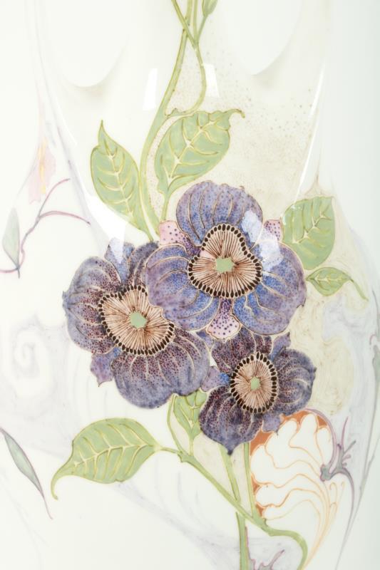 Plateelbakkerij Rozenburg - Eierschaal porseleinen siervaas met handbeschilderd met decor van bloemen en vogels door Sam Schellink (1876-1958).