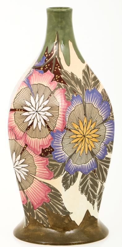 Een Breetvelt glans plateel Unica vaas met bloemdecor. Plateelbakkerij Zuid-Holland (PZH), 1e helft 20e eeuw.