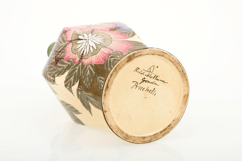 Een Breetvelt glans plateel Unica vaas met bloemdecor. Plateelbakkerij Zuid-Holland (PZH), 1e helft 20e eeuw.
