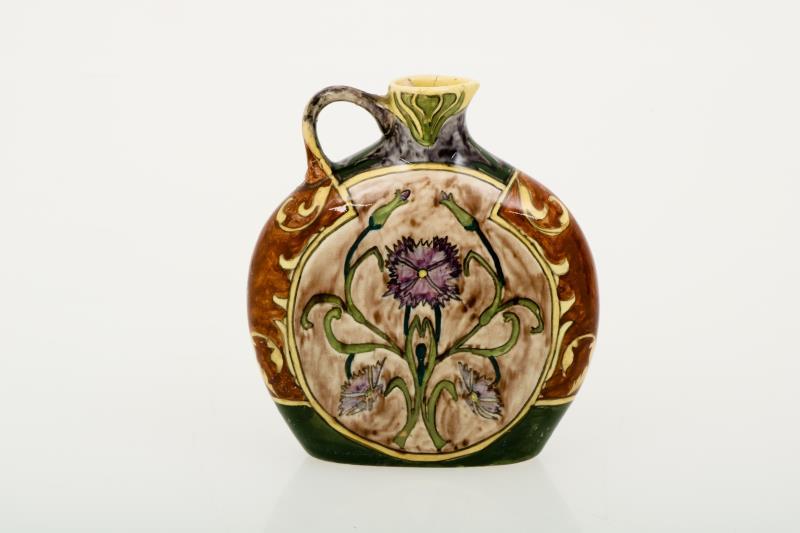 Een aardwerken schenkkan met floraal decor, Faience de Purmerende, ca. 1900.
