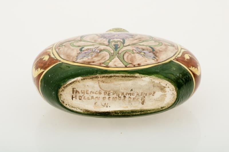 Een aardwerken schenkkan met floraal decor, Faience de Purmerende, ca. 1900.