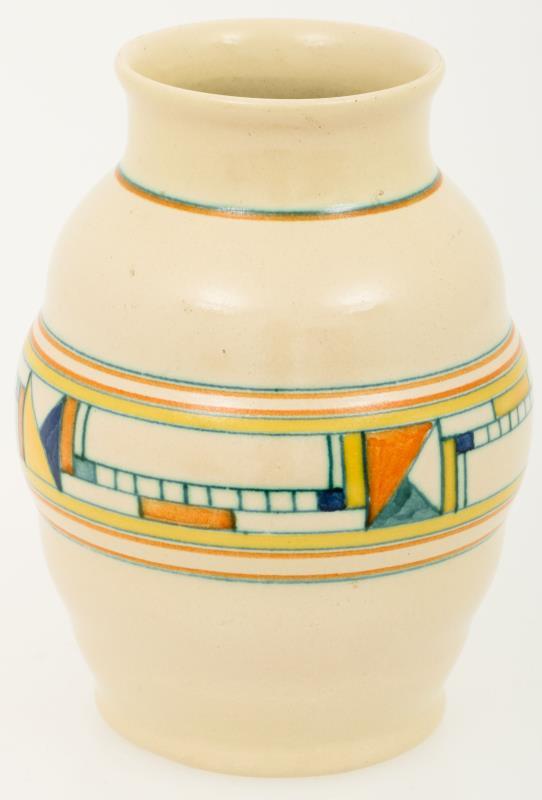 Een aardewerken Velser "blokjes" vaas, modelnummer 16, Holland, 1920 - 1949.