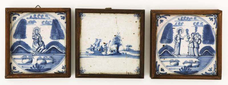 Een lot van (3) Delfts-blauwe tegels waarvan twee met religieuze voorstelling en een met landschapsvoorstelling. 17e eeuw.