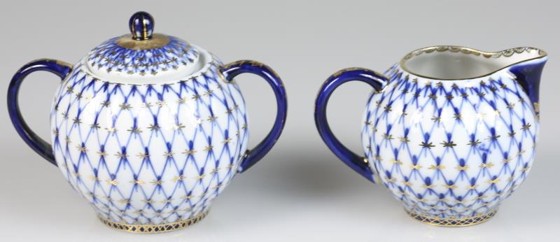 Een porseleinen roomstel Lomonosov Imperial Porcelain Factory. Rusland, 2e helft 20e eeuw.