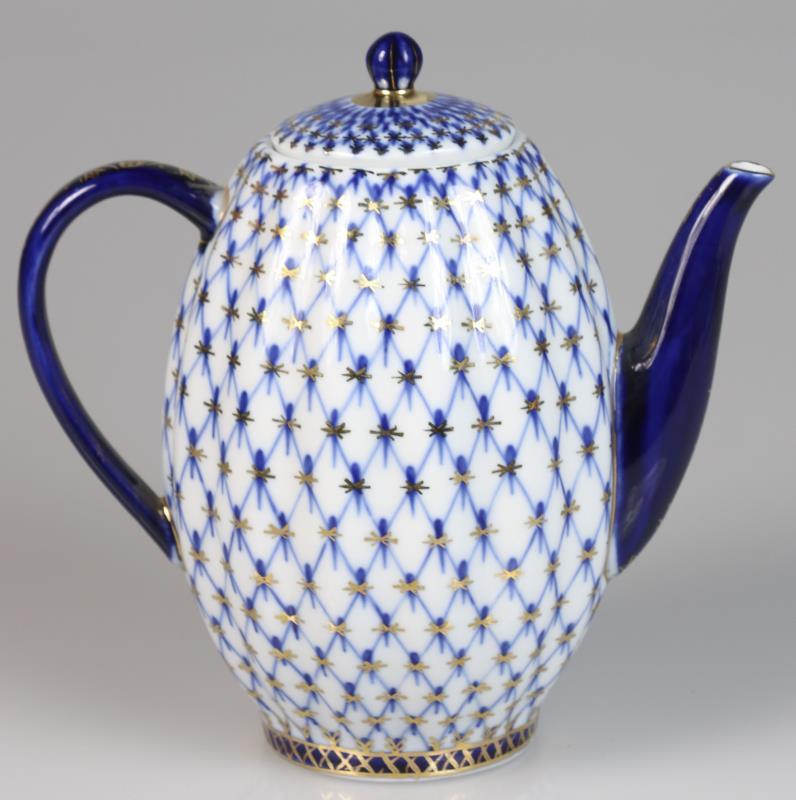 Een porseleinen koffiepot Lomonosov Imperial Porcelain Factory. Rusland, 2e helft 20e eeuw.