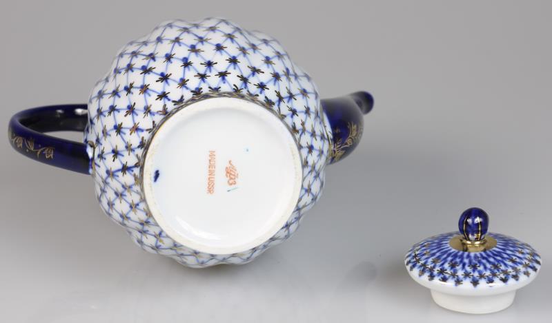 Een porseleinen koffiepot Lomonosov Imperial Porcelain Factory. Rusland, 2e helft 20e eeuw.