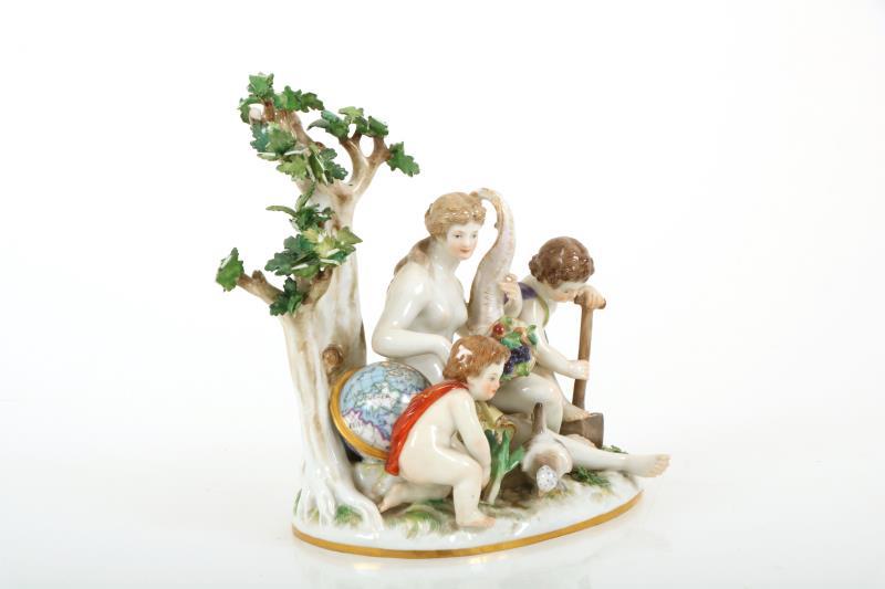 Een polychrome porseleinen beeldengroep met personificatie van de oogst met de hoorn des Overvloeds en twee putti, gemerkt Meissen. Duitsland 19e eeuw.