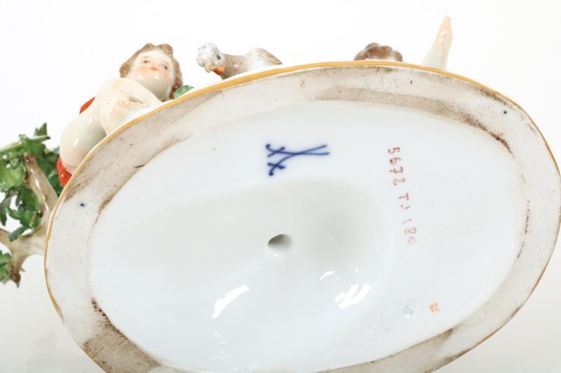 Een polychrome porseleinen beeldengroep met personificatie van de oogst met de hoorn des Overvloeds en twee putti, gemerkt Meissen. Duitsland 19e eeuw.