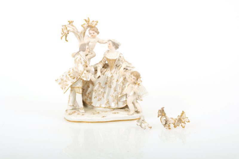 Een polychrome porseleinen beeldengroep van een aanzoek, gemerkt Meissen. Duitsland 19e eeuw.