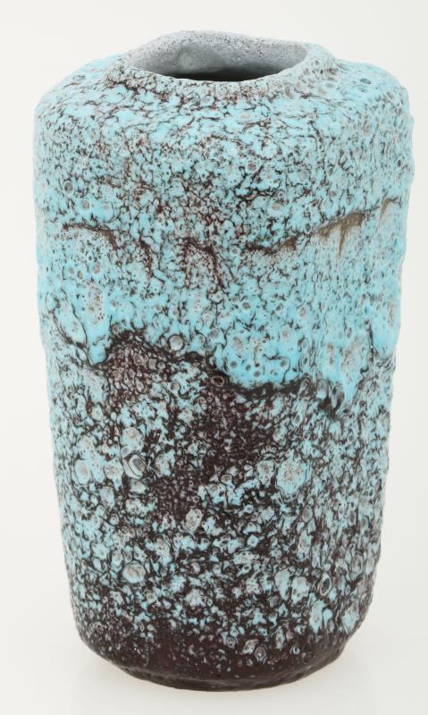  Bert Nienhuis (1873-1960), een blauw/bruin geglazuurde vaas. Gesigneerd en gedateerd aan onderzijde (1921).