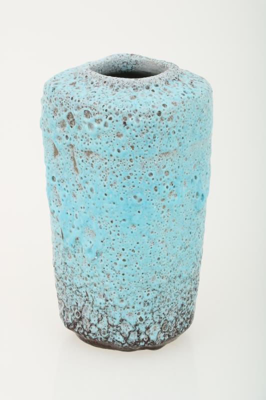  Bert Nienhuis (1873-1960), een blauw/bruin geglazuurde vaas. Gesigneerd en gedateerd aan onderzijde (1921).