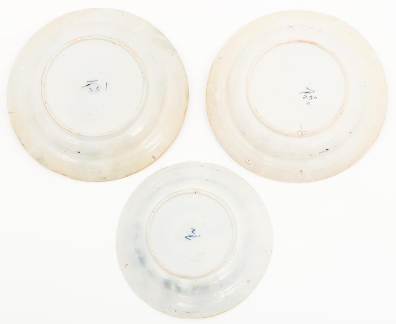 Een set van (3) aardewerk borden met pauwestaart decor. De Porceleyne Byl, Delft, 18e eeuw.