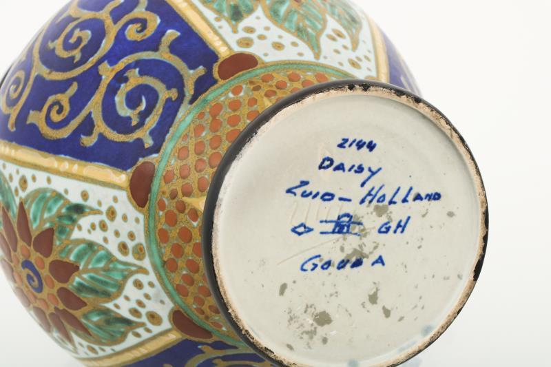 Een Daisy plateel vaas met decor naar Breetvelt. Plateelbakkerij Zuid-Holland (PZH), 1e helft 20e eeuw.