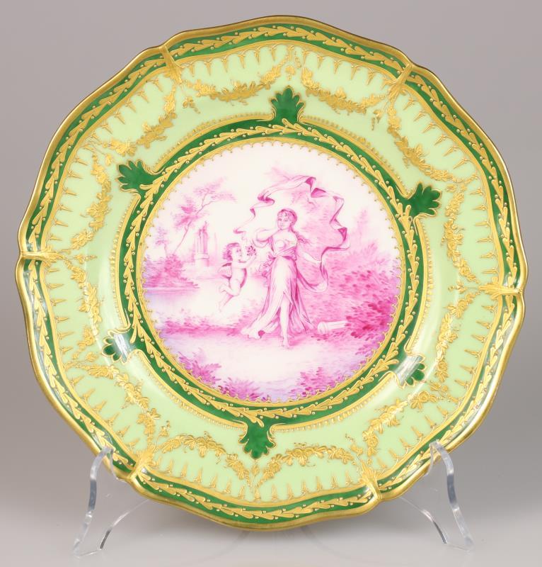 Een porseleinen bord met in het midden een afbeelding van een damen met cupido. Frankrijk, 19e eeuw.