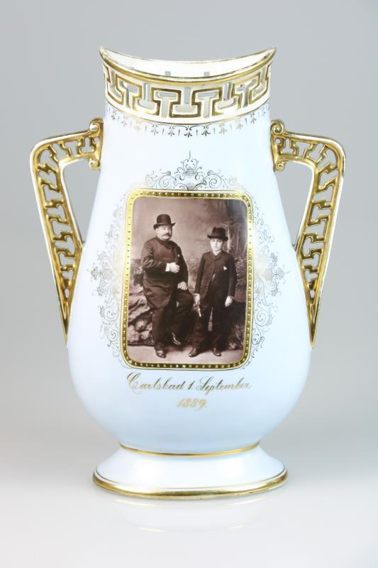 Een porseleinen vaas met (transfer) decor "Carlsbad 1 september 1889". Duitsland, 1e heft 20e eeuw.