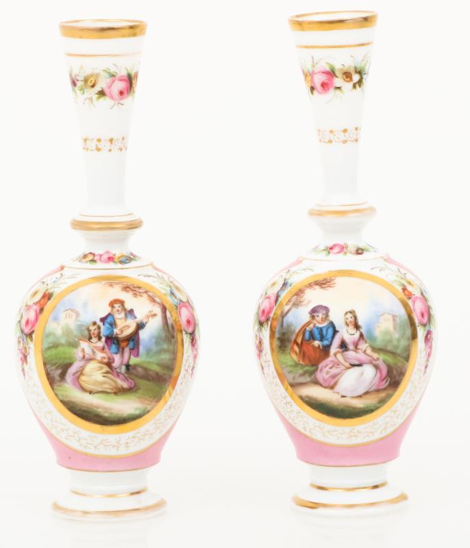 Een stel porseleinen steelvaasjes met decor naar Watteau. Frankrankrijk, 19e eeuw.