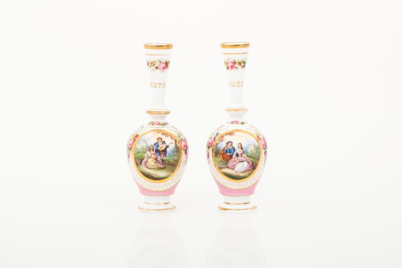 Een stel porseleinen steelvaasjes met decor naar Watteau. Frankrankrijk, 19e eeuw.